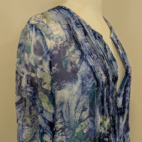 Sheer dressy blouse in blue's, flared at bottom - Picture 3 of 8